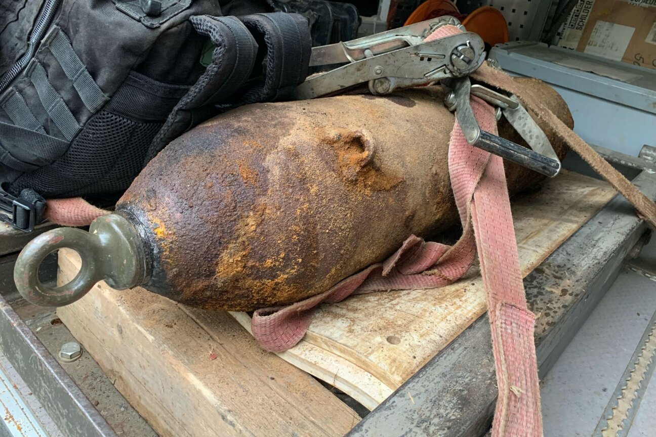 Die entschärfte Fliegerbombe ist bereit zum Abtransport., Bild © Feuerwehr / Stadt Nürnberg Die entschärfte Fliegerbombe ist bereit zum Abtransport., Bild © Feuerwehr / Stadt Nürnberg
