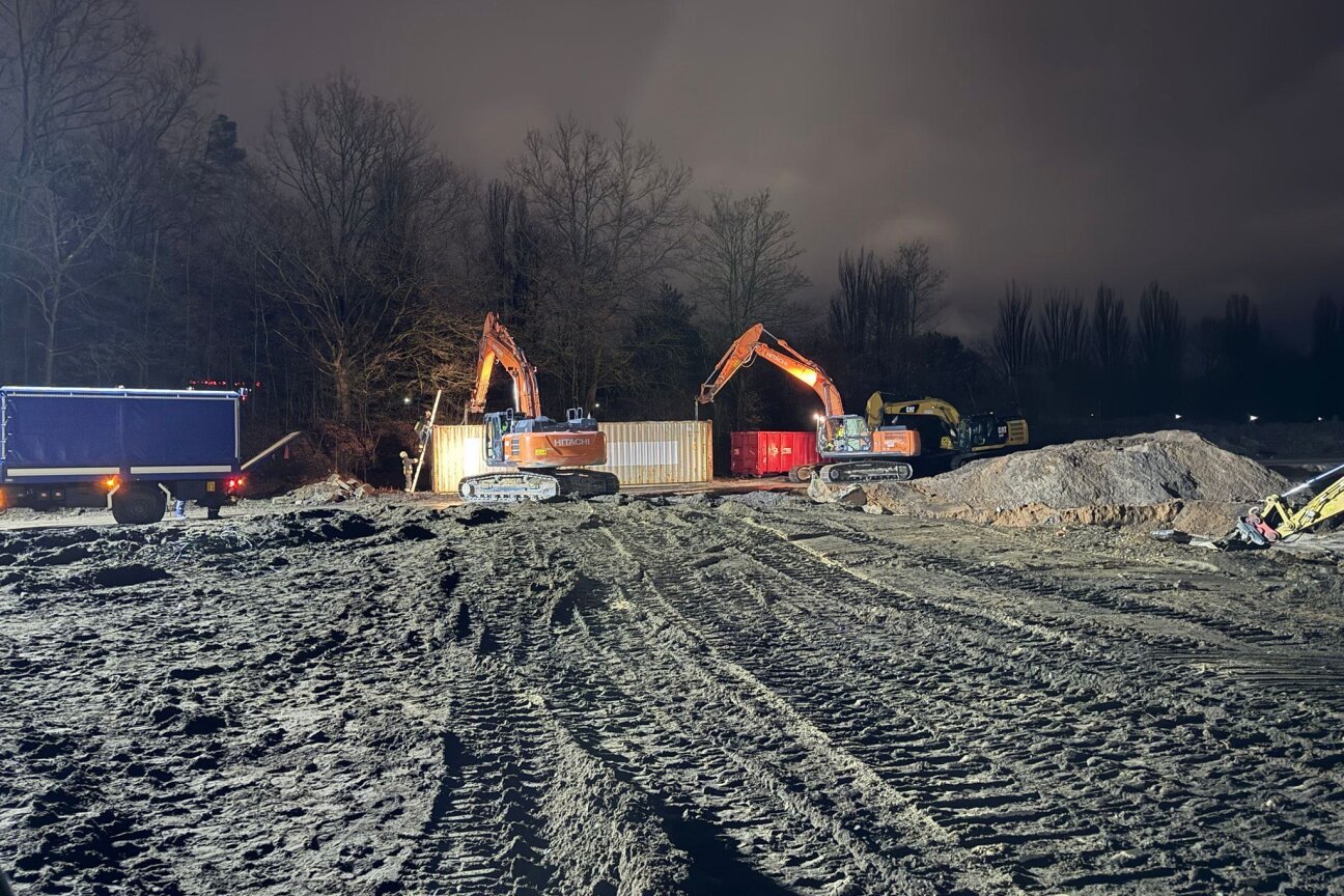 Bild © Feuerwehr Nürnberg Der Schutzwall um die Fundstelle der Fliegerbombe an der Münchener Straße am Abend., Bild © Feuerwehr Nürnberg