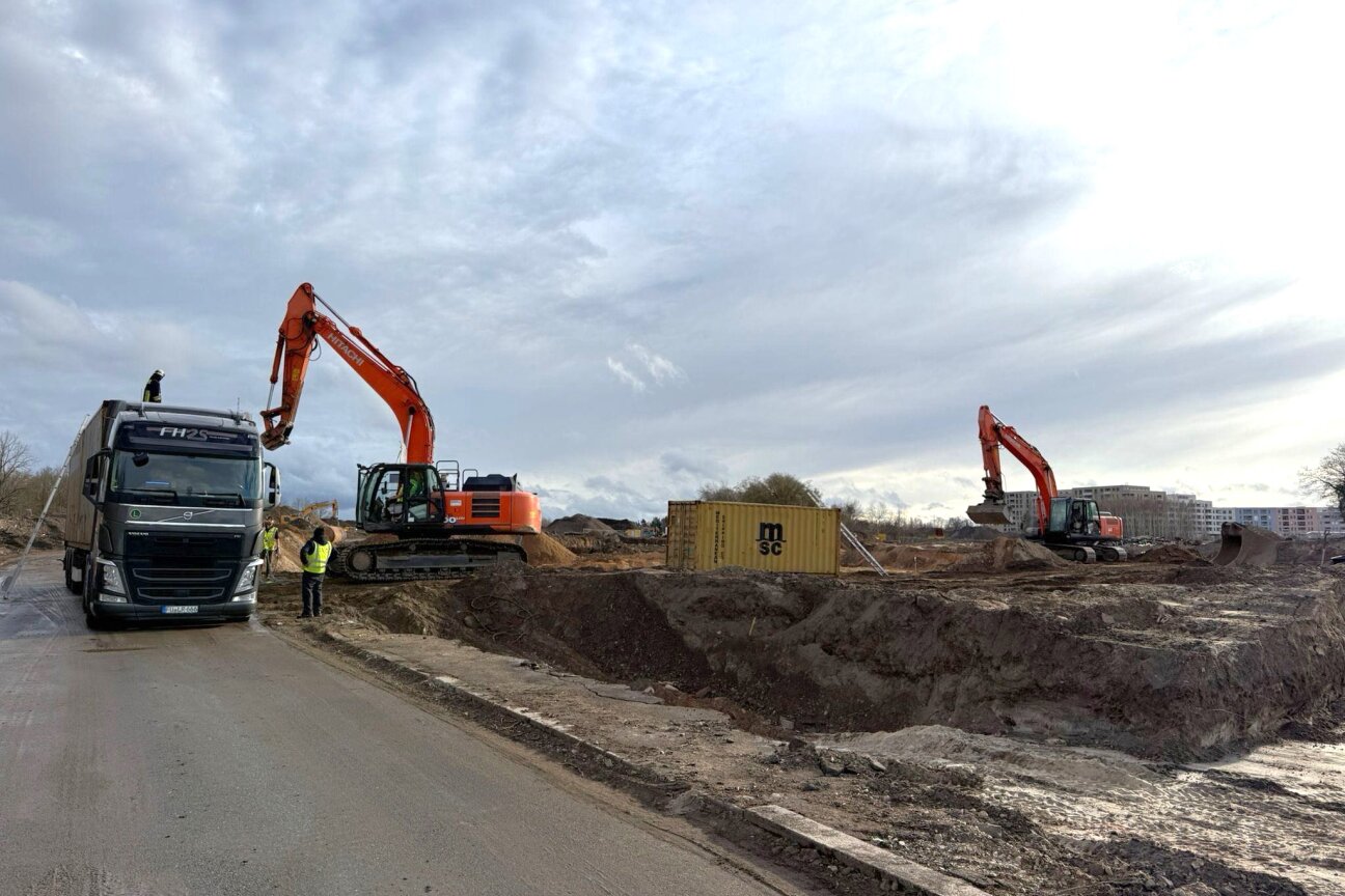 Bagger bauen einen Schutzwall um die Fundstelle der Fliegerbombe in LIchtenreuth am 25. März 2026., Bild © Feuerwehr Nürnberg
