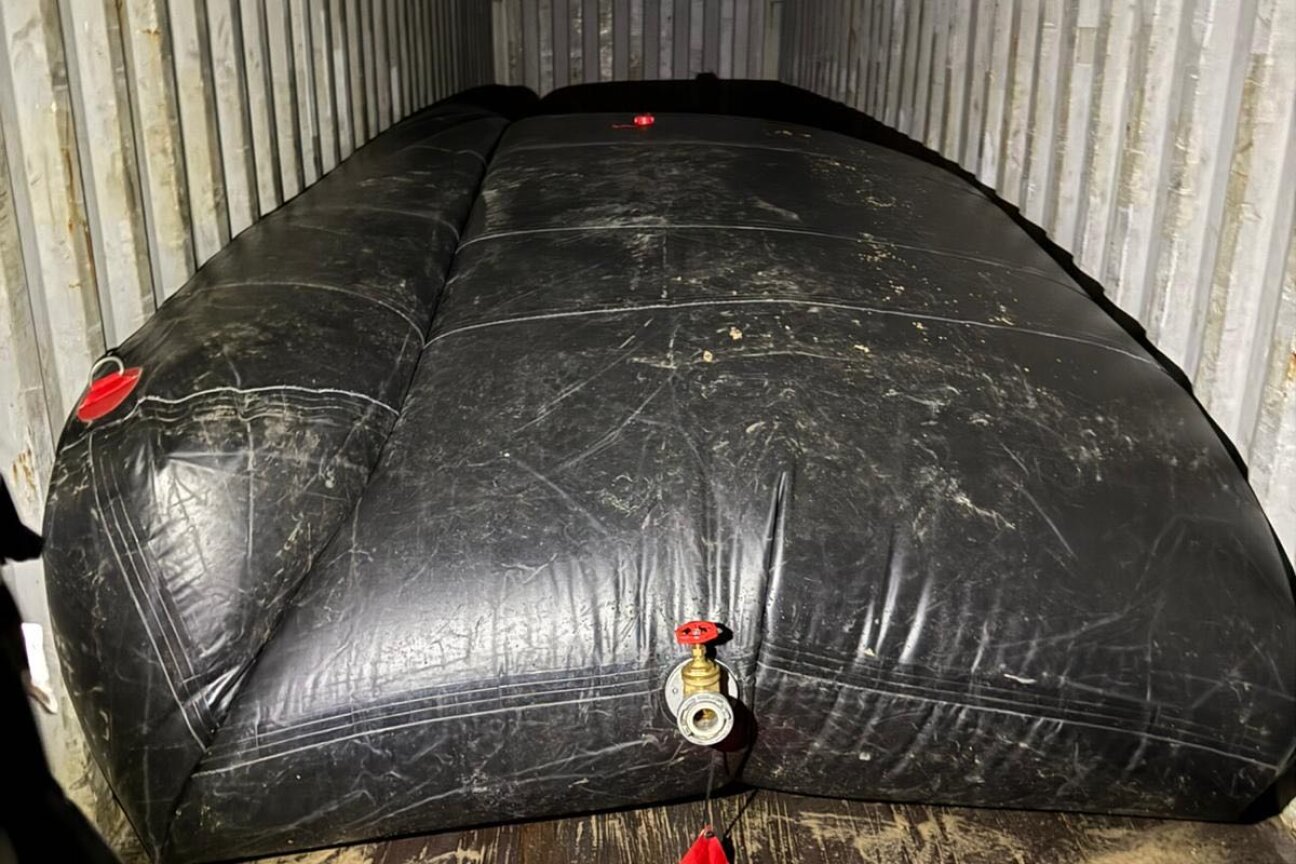 Wasserblase im Container des Schutzwalls um die Fundstelle der Fliegerbombe an der Münchener Straße am 25. März 2026.