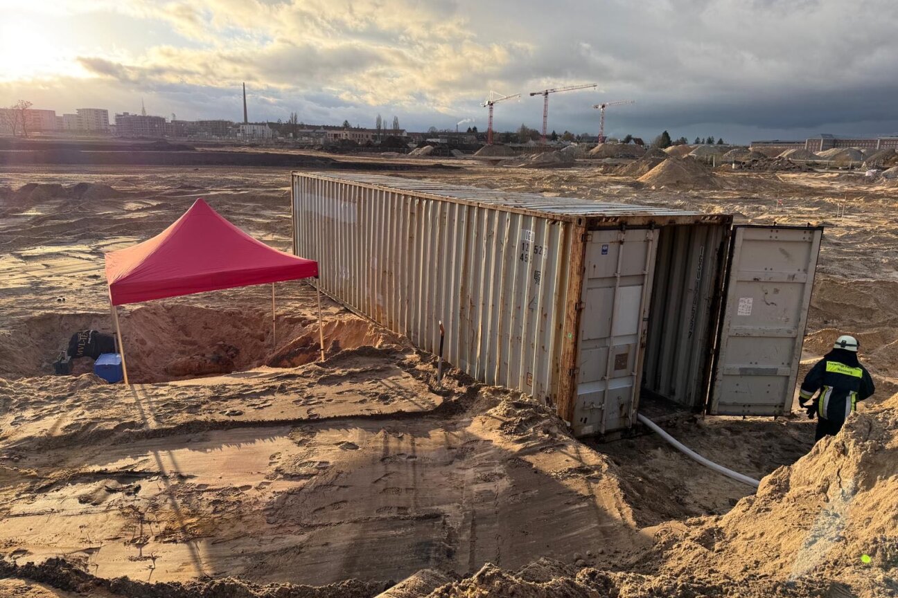 Das Zelt über dem Fundort der Fliegerbombe an der Münchener Straße am 25. März 2026., Bild © Feuerwehr Nürnberg