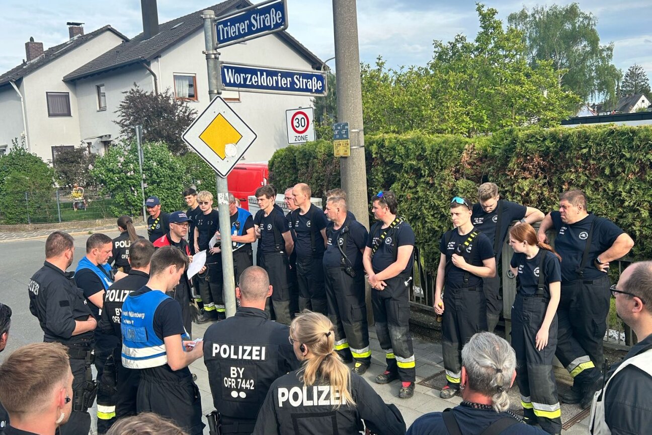 Fund einer Fliegerbombe am 4. Mai 2026: Lageeinweisung für die Evakuierungseinheiten.