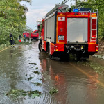 Die Feuerwehr nach dem Sturm am 14. Juli 2026 im Einsatz auf einer überschwemmten Straße.