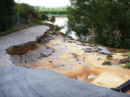 Foto von einem Schaden an einer Straße nach einem schweren Sturm.