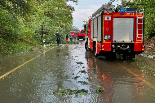 Die Feuerwehr nach dem Sturm am 14. Juli 2026 im Einsatz auf einer überschwemmten Straße.