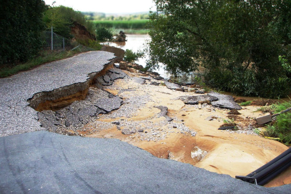 Schaden an einer Straße nach einem schweren Sturm.