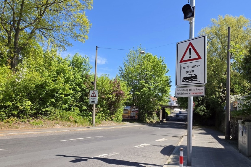 Bild © Tim Koß / Stadt Nürnberg Die Warnanlage vor der Unterführung in Zabo., Bild © Tim Koß / Stadt Nürnberg