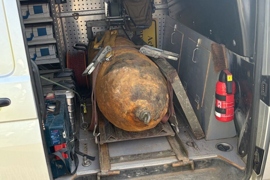 Die entschärfte Fliegerbombe ist bereit zum Abtransport.