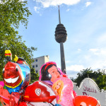 Ballons und der Fernmeldeturm im Hintergrund auf der Schweinauer Kirchweih.