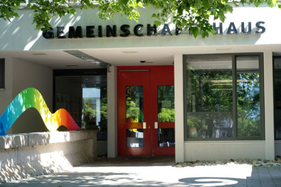 Das neue Kunstwerk am Eingang des Gemeinschaftshaus Langwasser: "Groß und Klein" von Dr. Patrick Ruckdeschel.