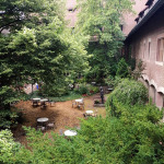 Blick in den grünen Garten des Zeitungscafés der Stadtbibliothek Zentrum.