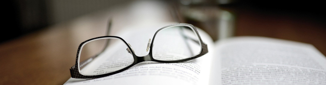 Ein aufgeschlagenes Buch und eine Lesebrille., Bild © pixabay
