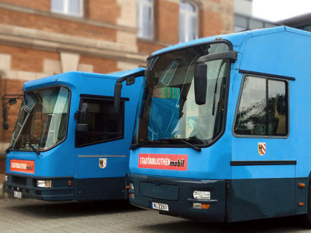 Foto von 2 Bücher·bussen vor dem Kultur·laden Villa Leon., Bild © Nicole Netter / Stadt Nürnberg