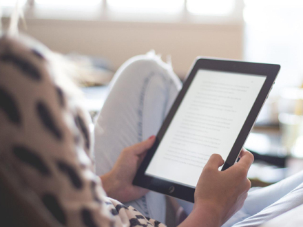 Foto von einer Frau mit einem E-Reader., Bild © Pixabay