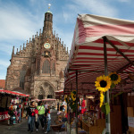 Marktstände vor der Frauenkirche.