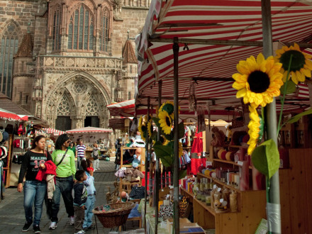 Bild © Christine Dierenbach / Stadt Nürnberg Foto: Personen laufen zwischen den Ständen vom Herbst·markt in Nürnberg herum., Bild © Christine Dierenbach / Stadt Nürnberg