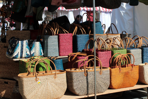 Ein Stand mit bunten Körben auf dem Nürnberger Herbstmarkt.