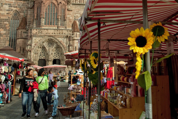 Foto: Personen laufen zwischen den Ständen vom Herbst·markt in Nürnberg herum.