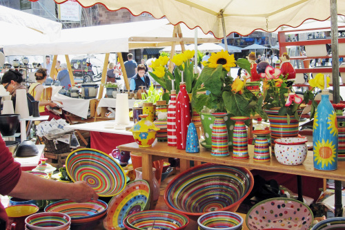 Auslage mit bunten Töpferwaren auf dem Töpfermarkt.