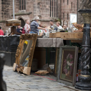 Gemälde lehnen an einem Stand auf dem Trempelmarkt in Nürnberg
