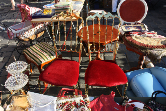 Goldene Stühle mit rotem Samtbezug auf dem Trempelmarkt