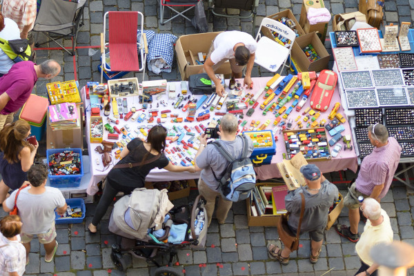 Verkaufsstände beim Trempelmarkt von oben