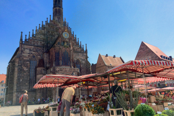Marktgeschehen beim Wochenmarkt am Nürnberger Hauptmarkt
