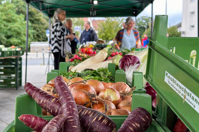 Bild © Hanna Quitterer / Stadt Nürnberg Gemüsestand auf dem Wochenmarkt am Hasenbuck., Bild © Hanna Quitterer / Stadt Nürnberg