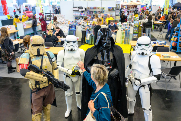 Vier Menschen in Star Wars-Verkleidung stehen vor einem Messestand auf der Consumenta 2024.