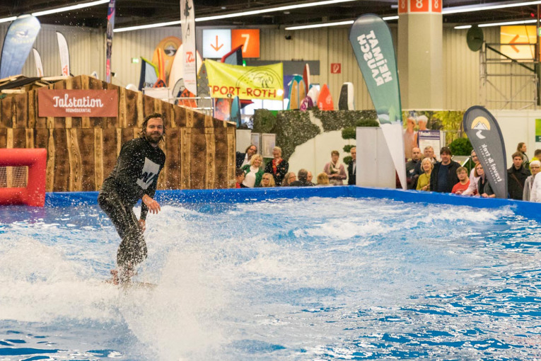 Wakeboarder surft im Pool auf der Freizeitmesse.