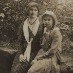 Marie Falcke mit ihrer Tochter Gertrud, 1933.