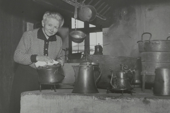 Marie Falcke in der Küche des Albrecht-Dürer-Hauses, um 1950.