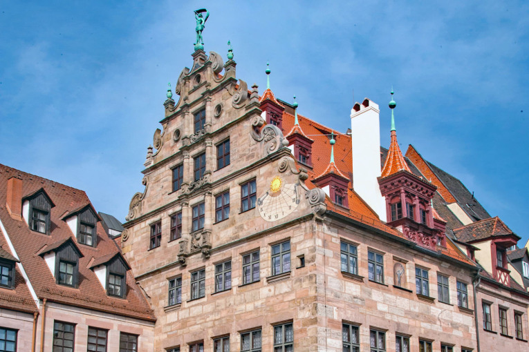 Giebel des historischen Fembohauses in Nürnberg.