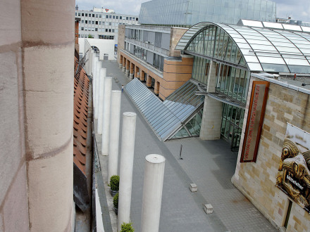 Das Bild zeigt den Eingang vom Germanischen National·museum von oben.