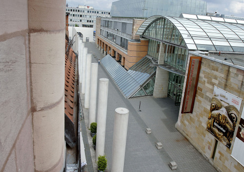 Eingangsbereich des Germanischen Nationalmuseums in der Straße der Menschenrechte.