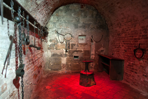 Blick in die Schmiede der mittelalterlichen Lochgefängnisse. © Christine Dierenbach / Stadt Nürnberg