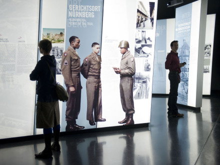 Das Bild zeigt einen Teil von der Ausstellung zu den Nürnberger Prozessen im Memorium Nürnberg.