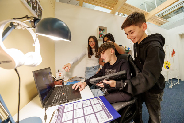 Jugendliche spielen den Escape Room „Cyberforce Academy ermittelt!“ im Museum für Kommunikation Nürnberg.