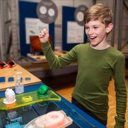Ein Junge experimentiert im Technikland im Museum Industriekultur.