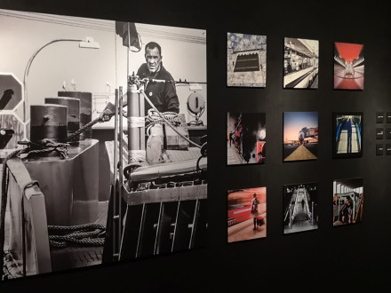 Foto von einer Foto-Ausstellung. Die Fotos hängen an einer Wand., Bild © Johannes Barthel / Stadt Nürnberg