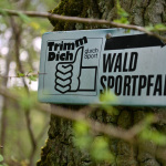 Schild Waldsportpfad im Reichswald