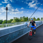 Radfahrer auf der Hängebrücke am Main-Donau-Kanal in Nürnberg.