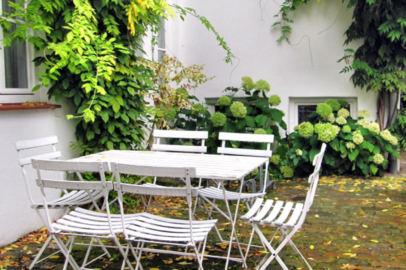 Bild © pixabay Hinterhof begrünt, Bild © pixabay