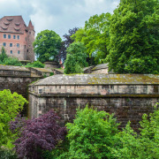 Blick auf die Kaiserburg und ihre Gärten
