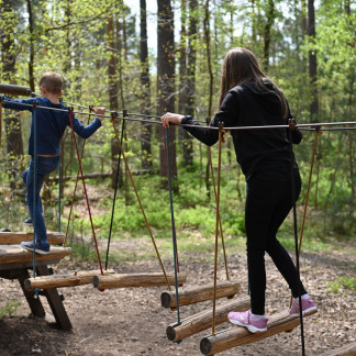 Zwei Kinder im Waldparcour im Reichswald.