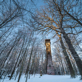 Der Aussichtsturm am Schmausenbuck im Winter.