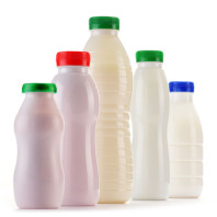 Komposition aus Plastikflaschen mit Milchprodukten.