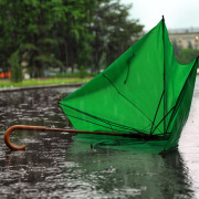 Kaputter Regenschirm liegt nach einem Sturm auf der Straße.
