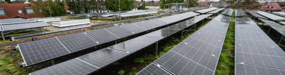 Blick auf die Photovoltaik-Anlage auf dem Dach der Grundschule Thoner Espan