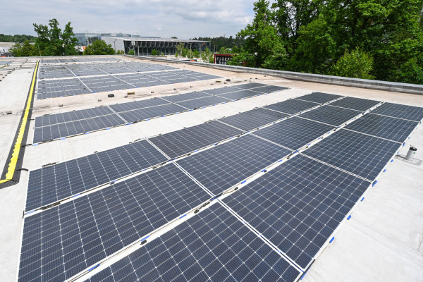PV-Anlage auf dem Dach der Taekwondo-Halle in Nürnberg-Langwasser.